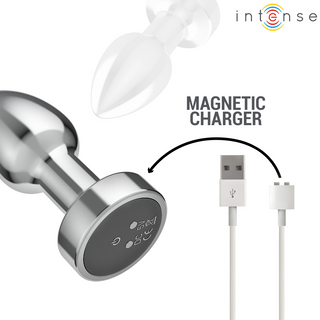 Silvermetallisk analkontakt med platt bas och magnetisk USB-laddare.