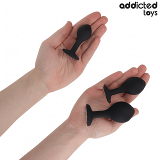 Addicted Toys Analpluggar 3-pack: tre svarta analpluggar i silikon med utsvängda baser, visas sida vid sida.