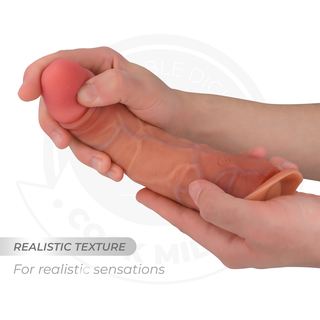 En person håller Cock Miller Dildo Med Fjärrkontroll 20cm med båda händerna mot en vit bakgrund.