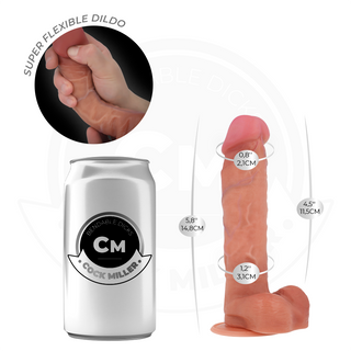 Cock Miller Böjbar Dildo 15cm av medicinskt silikon står böjbar bredvid en läskburk för storleksjämförelse och visar sin längd samt flexibilitet.