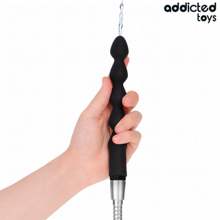 Svart silikon Anal Dusch med Adapter 22 cm, stavdesign, vattensprutande funktion; addicted toys logotyp synlig.