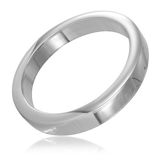 En Metall Cockring 55 mm tillverkad av polerat kirurgiskt stål visas på en vit bakgrund med en subtil reflektion under den.