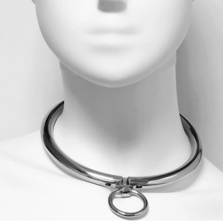 Halsband i silverfärgad metall med en O-ring i mitten och ett kombinationslås.