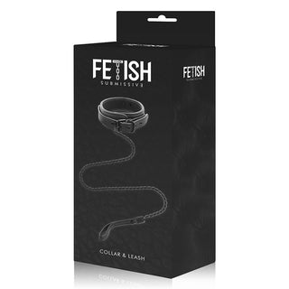 Bilden visar en svart ruta märkt "Fetish Submissive", som visar upp ett BDSM-set: Fetish Neoprene Halsband & Koppel. Den har en snygg krage och koppel tillverkade av veganskt läder, med den mörka texturerade bakgrunden som förstärker dess lockelse.