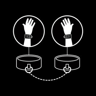 Två cirkulära illustrationer visar händer som bär veganska läderarmband från Vegan läderhandbojor med neoprenfoder, länkade till två tomma hundhalsband med linjer. En streckad linje förbinder kragarna, alla skisserade i vitt på en svart bakgrund, vilket framhäver dess elegans och grymhetsfria material.