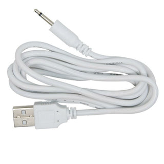 Vit laddningskabel till Pretty Love Rabbit-fingervibrator med en USB-A-kontakt och en stiftkontakt.