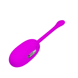 Pretty Love Shock Fun Vibratorägg är en ljusrosa personlig massageapparat med en räfflad textur och avlångt handtag. Den innehåller metalliska accenter, troligen för kontroller, och har elektroshock-lägen för förbättrad stimulering.