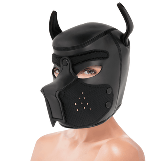 Någon bär en Darkness Neoprene Hundmask, med spetsiga öron och en nosliknande design. Den täcker hela ansiktet utom ögonen, mot en skarp vit bakgrund.