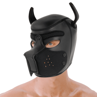 En person bär en hundmask i neopren, med spetsiga öron och en nos, vilket ger en spännande touch till klädseln.