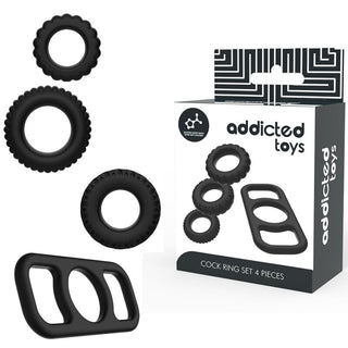 Bilden visar fyra svarta cockrings och en låda märkt Addicted Toys Cockring Set 4-pack.
