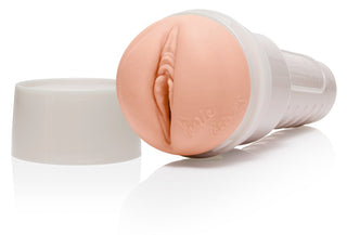 Kenzie Reeves Creampuff Fleshlight, designad som en realistisk kopia av mänsklig anatomi, inkluderar ett lock för diskret förvaring. Detta stycke erbjuder en autentisk erotisk upplevelse och presenteras elegant mot en vit bakgrund.