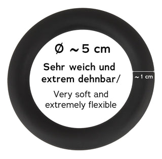 Black Velvet Cock & Ball Loop är en mycket mjuk, extremt flexibel svart ring med 5 cm diameter och 1 cm tjocklek. Märkt på tyska och engelska, denna penisring är kompatibel med vattenbaserat glidmedel för ökad komfort.