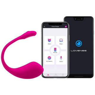 Lush 2, en rosa bärbar appstyrd-vibrator från Lovense, visas med två smartphones som visar Lovense-appens gränssnitt. Denna vattentät vibrator erbjuder förbättrade upplevelser med sömlös anslutning.