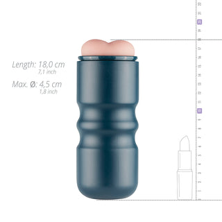 En mörkblå cylindrisk FPPR Realistisk Anus Masturbator med en köttfärgad spets, som liknar läppstift. Tillverkad av högkvalitativt material, dess texturerad insida ger intriger. Mått visas bredvid den.