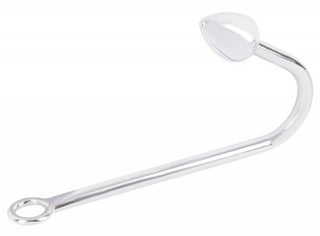 Metall Analkrok - 24 cm är ett glänsande, metallkrokformat föremål med en avsmalnande ände och cirkulärt handtag, idealiskt för att integreras i bondageprodukterkollektioner.