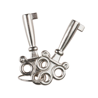 Två silverupprullningsnycklar i vintagestil, liknande Easytoys Metall Handbojor, har långsträckta handtag och cirkulära kugghjul, sammankopplade med en metallring vid basen mot en skarp vit bakgrund.