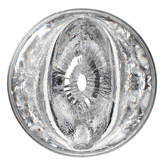 En närbild av en texturerad, klar glasbit med ett centralt hål liknar den eleganta, moderna designen av föremål som Quickshot Mia Malkova, som blandar konst och funktionalitet.