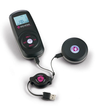 Mystim Cluster Buster muskelstimulator har en LCD-skärm, USB-kontakt och kabelansluten fjärrkontroll för exakt kontroll. Dess svarta design med lila accenter erbjuder avancerade stimuleringsprogram för effektiv användning.