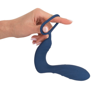 En hand håller Prostata Vibrator Med Penisring - Fjärrkontroll, med en blå ergonomisk design med en böjd form och ett ögla handtag för komfort och precision.