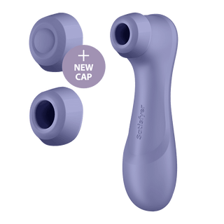 Satisfyer Pro 2 Next Generation 3 Connect är en handhållen, lila personlig vårdenhet med en ergonomisk, böjd design. Den levereras med två utbytbara kepsar märkta "New Cap" och visar stolt varumärket "Satisfyer.