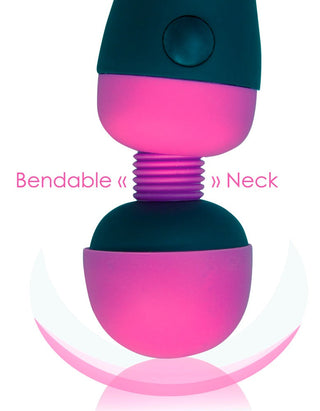 Palm Power Kraftfull Wand har en böjbar hals och flexibel led, insvept i lila och svart med en slående lila glöd. Den är designad för mångsidighet, förhöjande upplevelser när den kombineras med vattenbaserat glidmedel.