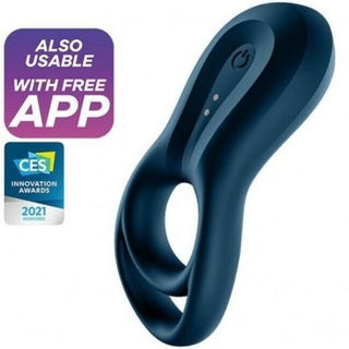 Satisfyer Epic Duo Penisring, tillverkad av kroppssäkert silikon och har en mörkblå ringdesign, inkluderar en strömknapp, appkompatibilitet och bär etiketten CES 2021 Innovation Award.