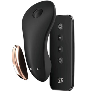 Satisfyer Little Secret Trosvibrator, i en elegant svart design, har trådlös funktionalitet och användarvänliga knappar.