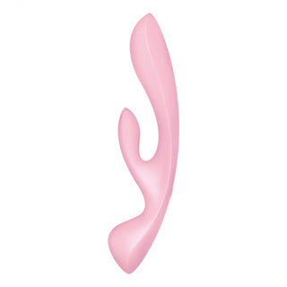 Satisfyer Triple Oh Rabbitstav, en rosa, böjd kaninvibrator gjord av kroppsvänligt silikon med en dubbelstimulator, visas elegant på en vit bakgrund.