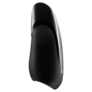 En elegant svart trådlös datormus med en böjd design erbjuder ergonomisk komfort som liknar en Satisfyer Men Vibration+-enhet, isolerad på en vit bakgrund.