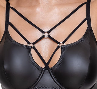 En närbild av en svart bh med remmar från Bh & Trosa Lingerie Set framhäver intrikata remmar som skapar fängslande geometriska former på bröstet, vilket skapar den perfekta förföriska bh för alla tillfällen.