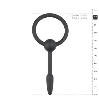 Silikon Dilator Penisplug är en svart silikonring med en avsmalnande ände, som mäter 10,5 cm. Idealisk för dem som utforskar dilatatorupplevelser, den sitter bredvid en linjal för att visa upp dess exakta dimensioner för bekväm och säker stimulering av urinrör.