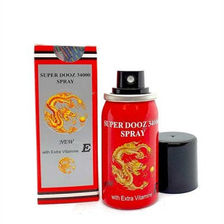 En röd burk Super Dooz 34000 Fördröjningsspray, med drakdesign, står bredvid den matchande lådan. Denna spray är för klimatxkontroll och lovar längre sexupplevelser.