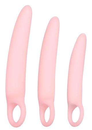 Vaginal Trainers Set innehåller tre rosa silikontrainers med fingeröglor, arrangerade från stora till små. För komfort och användarvänlighet, kombinera dem med vattenbaserat glidmedel.