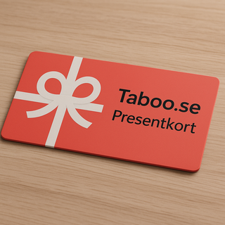 Rött presentkort från taboopro.com med vit rosett och texten “Presentkort” liggande på träbord.