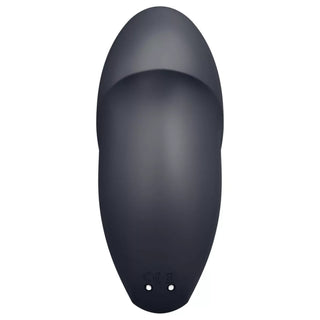 Mattsvart oval vibrator med två små hål och certifieringsmärkning; slät yta och minimalistisk design.