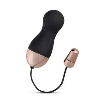 Teazers vibrerande ägg med fjärrkontroll har en elegant svart och gulddesign med en praktisk sladd, som erbjuder den perfekta silikonsexleksak för elegans och nöje.