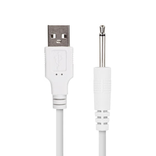 Närbild av en vit kabel med en USB-kontakt till vänster och ett 3,5 mm ljuduttag till höger, perfekt för att ansluta din Teazers Uppladdningsbar Masturbator, mot en vanlig vit bakgrund.