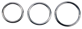 Tre glänsande silvermetallringar kompletterar din universalsele You2Toys eller vilken strap-on som helst, och sticker ut mot en skarp vit bakgrund.