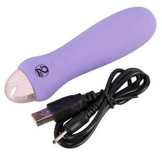 Cuties - Vibrator 12 cm är en lila minivibrator med silikondesign med en rundad rosa spets, märkeslogotyp och kommer med en USB-laddningskabel. Den är vattentät för din bekvämlighet.
