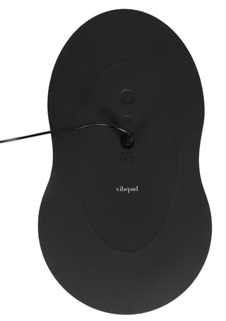 Vibepad 3, en svart elektronisk enhet med en cirkulär design och strömknapp, har en innovativ metod för välbefinnande med en sladd som sträcker sig från undersidan.