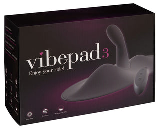 Vibepad 3-lådan, en personlig massageapparat, visar upp rosa accenter och en elegant produktbild på framsidan, vilket framhäver dess tilltalande.