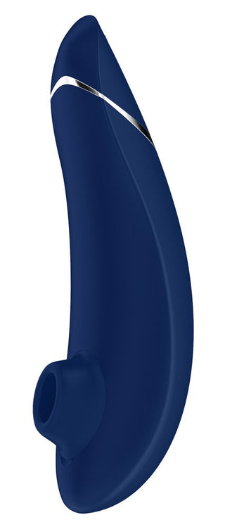 Womanizer Premium 2 är en snygg personlig massageapparat i mörkblått, med Pleasure Air™-teknik. Dess moderna design inkluderar en tryckvågsstimulator, böjd form, metallic accent på toppen och cirkulär öppning i nederkanten.