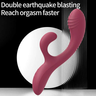 En kaninvibrator i rödbrun silikon med värmefunktion står upprätt mot en abstrakt svartvit bakgrund.