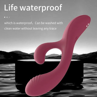 Röd vatten- och värmetålig kaninvibrator i silikon med dubbel stimulans och slät, böjd design.